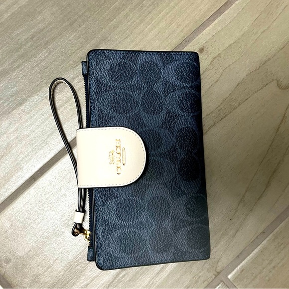 NWT Coach Signature Phone Wallet - Picture 4 of 5